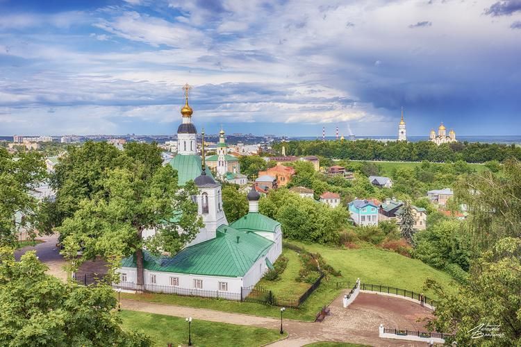 Серебряный сокол, золотой лев и белый камень